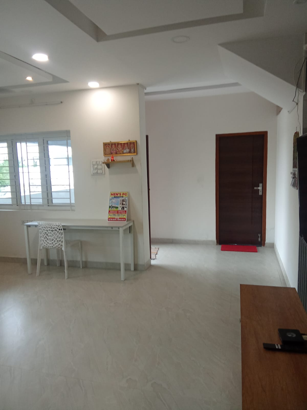 The Comfort Stay Study Desk Room